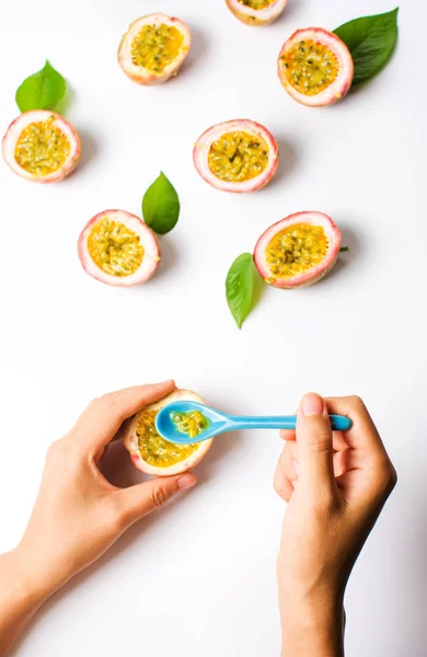 Feminino comendo maracujá com uma colher — Fotografia de Stock