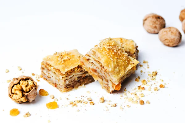 Baklava tranches de dessert sur fond blanc — Photo