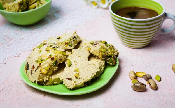 Sobremesa de pistache halva servida com café — Fotografia de Stock