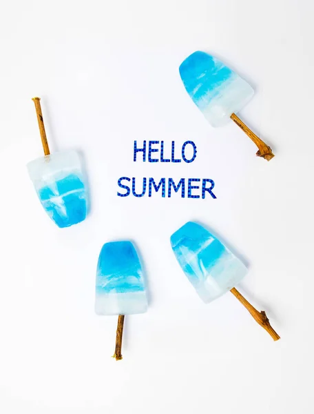 Hallo zomer kaart met blauwe ijslollys — Stockfoto