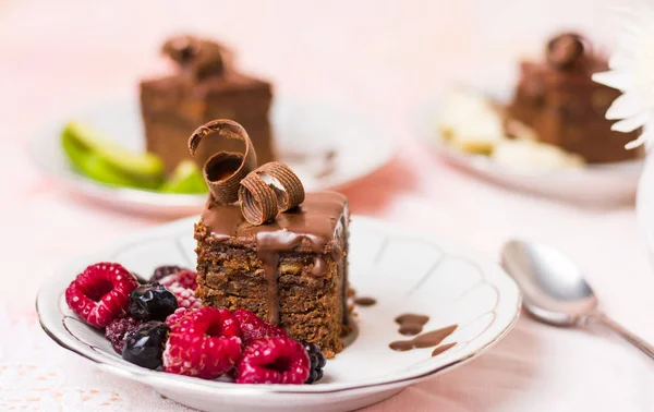 Hausgemachter Schokoladenkuchen mit Himbeerfrüchten — Stockfoto