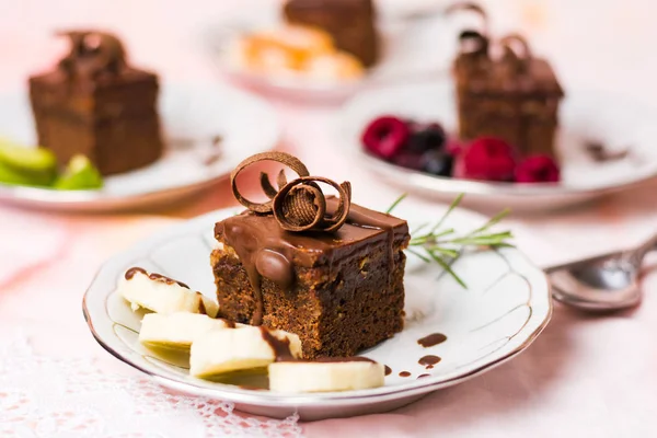 Chocolate cream cake with banana — Stock Photo, Image