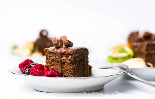 Hausgemachter Schokoladenkuchen mit Himbeerfrüchten — Stockfoto