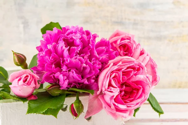 Peônia rosa e rosa decoração de flores em uma caixa — Fotografia de Stock
