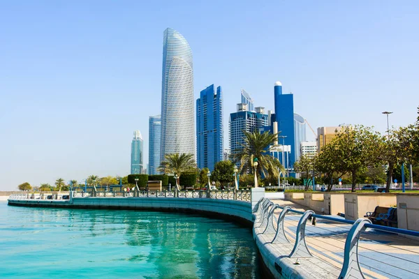 Abu Dhabi, Émirats arabes unis - 27 janvier 2018 : Bâtiments modernes du centre-ville d'Abu Dhabi vue de la zone de marche au bord de la mer — Photo