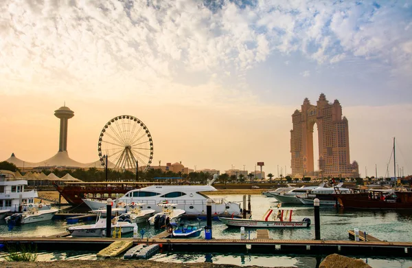 Abu Dhabi, Emiráty - 27. dubna 2018: Západ slunce nad ostrovem Al Marina — Stock fotografie