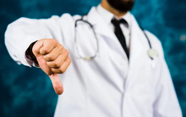 Lekarz pokazuje kciuk w dół Zamknij sie — Zdjęcie stockowe