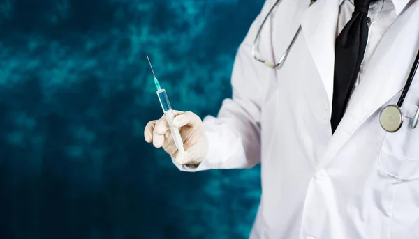 Dokter bedrijf een injectiespuit close-up — Stockfoto