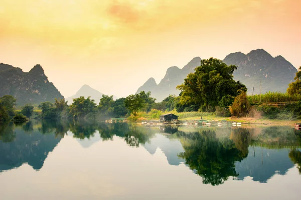 Coucher de soleil sur un lac dans la province de Guangxi en Chine — Photo