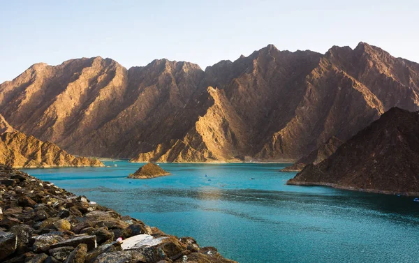 Hatta Dam Lake cenário no leste de Dubai, Emirados Árabes Unidos — Fotografia de Stock