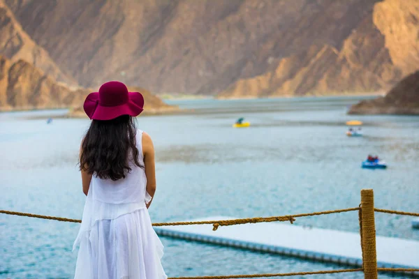 Femme profitant du paysage du lac Hatta Dam dans l'est de Dubaï, Émirats arabes unis — Photo