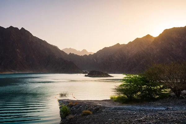 Hatta Dam Lake panorama při západu slunce, Dubaj, Spojené arabské emiráty — Stock fotografie