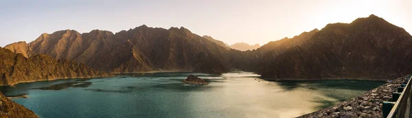哈达水坝湖全景在日落, 迪拜, 阿联酋 — 图库照片