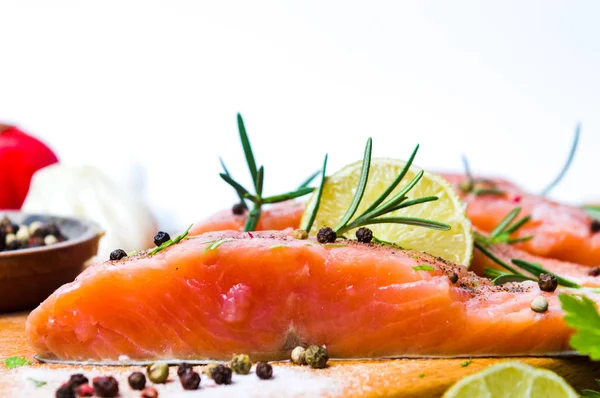 Zalm segmenten met het koken van de ingrediënten op een tafel — Stockfoto