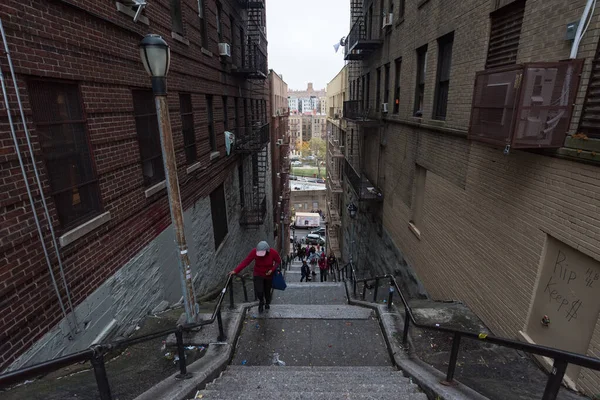 НЬЮ-ЙОРК, США, -31 НОЯБРЯ 2019 г.: знаменитая лестница в Бронксе, где снимались некоторые сцены из "Джокера" — стоковое фото