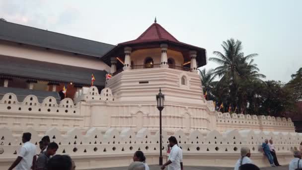 斯里兰卡坎迪 2019年4月24日 坎迪的圣牙遗迹神庙挤满了游客和崇拜者在斯里兰卡的旅游镜头 — 图库视频影像