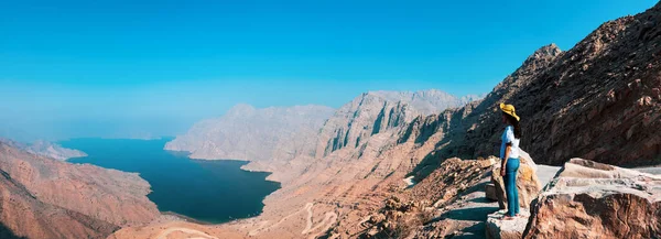 Femme jouissant d'une vue sur le Fjord Khor Najd à Musandam Oman — Photo