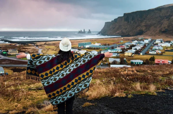 Vrouwelijke reiziger bij Vik in IJsland — Stockfoto