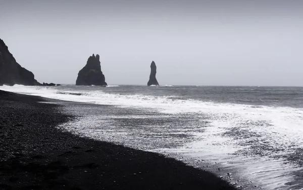 Δραματικό τοπίο της Μαύρης Άμμου Παραλία Reynisfjara στην Ισλανδία — Φωτογραφία Αρχείου