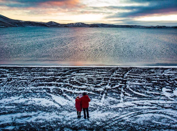 Couple profitant de la vue sur le lac Kleifarvatn en Islande — Photo