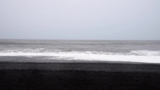 Κύματα Χτυπούν Την Μαύρη Άμμο Της Παραλίας Reynisfjara Στην Ισλανδία — Αρχείο Βίντεο