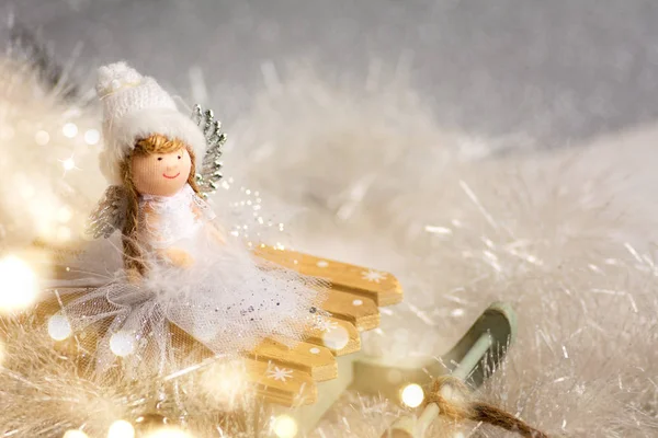 Ángel de juguete en trineo pequeño con fondo de Navidad — Foto de Stock