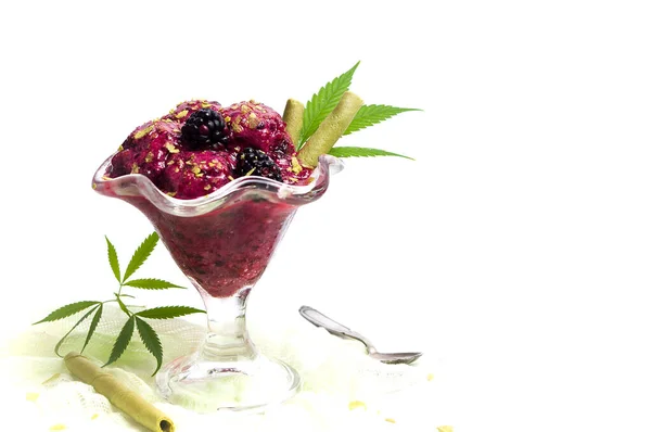 Gelato alla frutta di more con marijuana in una tazza — Foto Stock