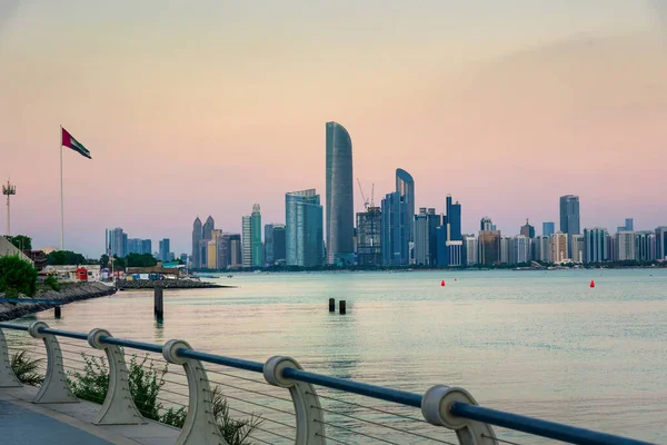 Abu Dhabi vue sur les toits du centre-ville — Photo