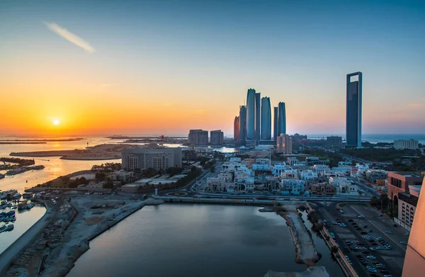 Západ slunce nad Abu Dhabi panorama a moderní budovy v centru — Stock fotografie