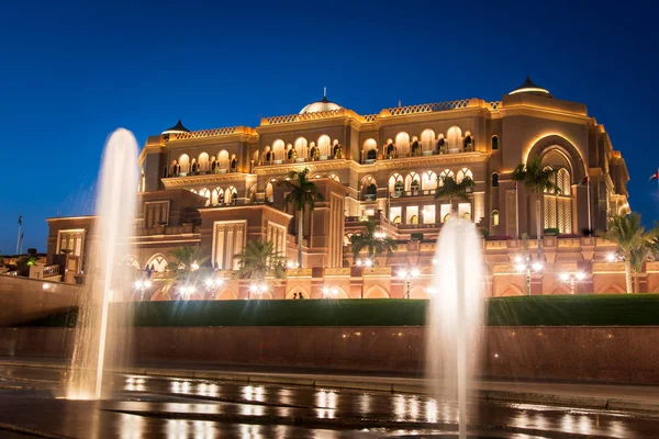 Abu Dhabi, Förenade Arabemiraten - 1 november 2019: Emirates palats i Abu dhabi reflekteras på marknivå fontänen — Stockfoto