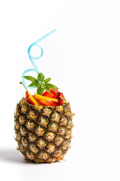 Vruchtensalade en sap met marihuana in een ananasschaal geïsoleerd — Stockfoto