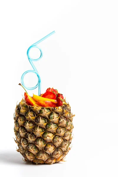Fruktsallad och saft i ett isolerat ananasskal — Stockfoto