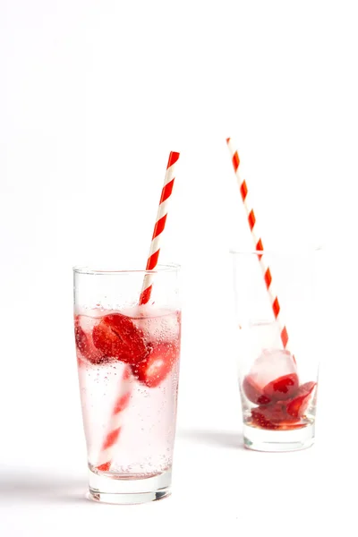 Jordgubbssmakvatten med frukt på vitt — Stockfoto