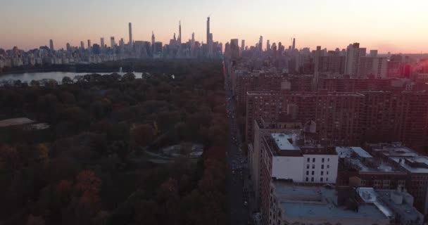 Luchtfoto Van New York Skyline Central Park Herfst Bij Zonsondergang — Stockvideo