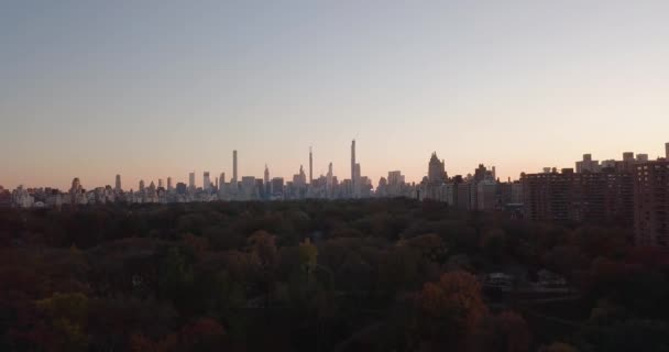 Aerial Nova York Skyline Central Park Outono Durante Pôr Sol — Vídeo de Stock