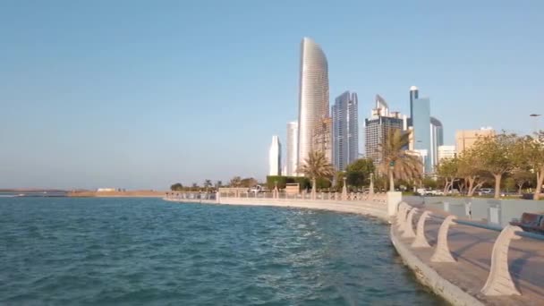 Abu Dhabi Corniche Berjalan Kaki Tepi Pantai Pusat Kota Uni — Stok Video