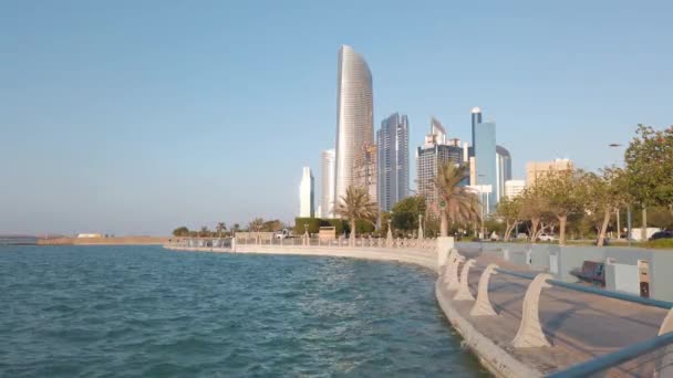 Abu Dhabi Corniche Ścieżka Spacerowa Nad Morzem Centrum Stolicy Zjednoczonych — Wideo stockowe