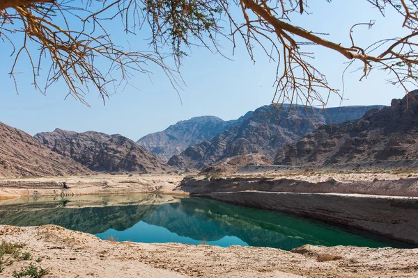 Presa de Wadi Beeh en la montaña Jebel Jais en el emirato de Ras Al Khaimah o — Foto de Stock