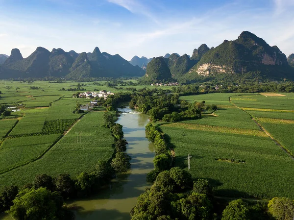 Krajobraz krasowy i pola rolne w prowincji Guangxi w s — Zdjęcie stockowe
