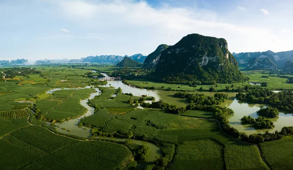 Paysage karstique et champs agricoles dans la province du Guangxi à s — Photo