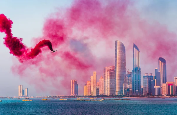 Air show over Abu Dhabi skyline for the UAE national day celebra — Stock Photo, Image