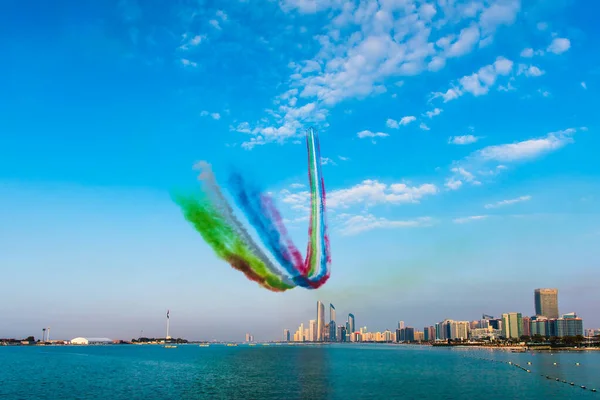 Flygplan som flyger över Abu Dhabi skyline för Uae national da — Stockfoto