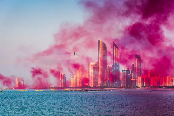 Air show over Abu Dhabi skyline for the UAE national day celebra — Stock Photo, Image