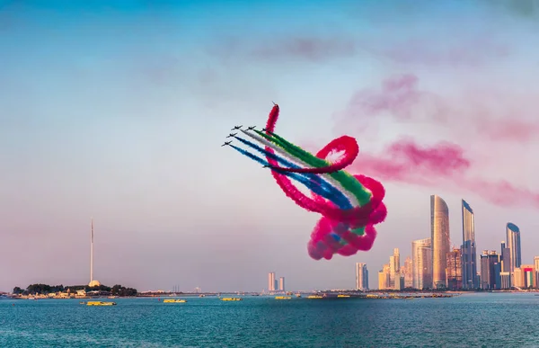 संयुक्त अरब अमिरातीच्या राष्ट्रीय दिनानिमित्त अबू धाबी आकाशात एअर शो — स्टॉक फोटो, इमेज