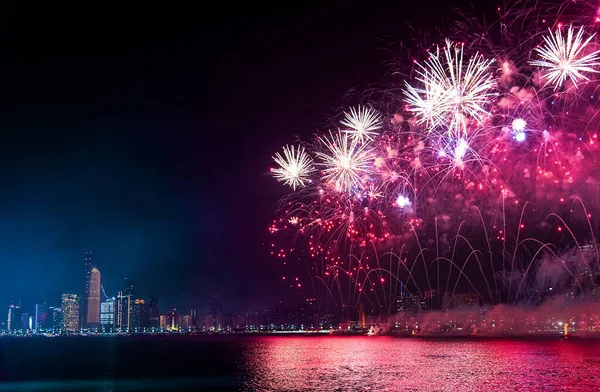 Fuochi d'artificio sul paesaggio urbano di Abu Dhabi per la giornata nazionale degli Emirati Arabi Uniti cele — Foto Stock