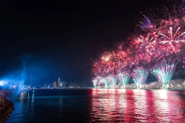 Fuochi d'artificio sul paesaggio urbano di Abu Dhabi per la giornata nazionale degli Emirati Arabi Uniti cele — Foto Stock