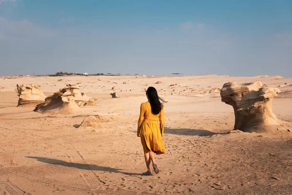 Žena cestující na Fossil duny v Abu Dhabi Uae — Stock fotografie