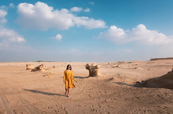 Žena cestující na Fossil duny v Abu Dhabi Uae — Stock fotografie