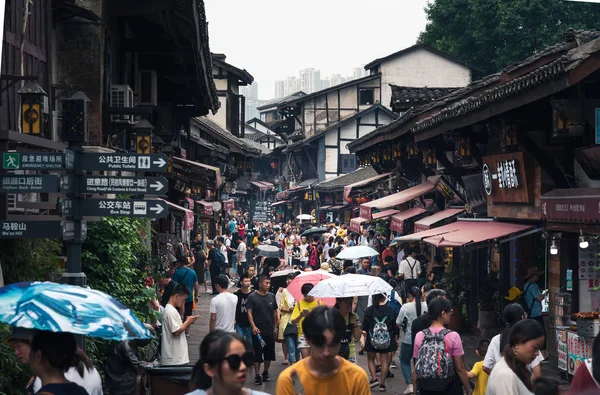 Chongqing, China - 24 de julio de 2019: Ciudad antigua de Ciqikou en el Sh —  Fotos de Stock