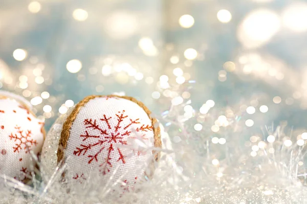 Bola decorativa festiva de Natal com fundo abstrato — Fotografia de Stock